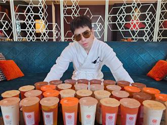 老蕭新加坡開唱與陶子相見歡   因這個原因穿浴袍見客？