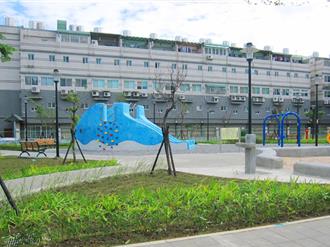 全台第一座以鯨魚為主題！新北商港公園綠意嬉戲 無障礙遊樂