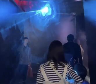 拍台中燈會竟害手機壞了！ 逛「時光蟲洞」展區小心雷射光