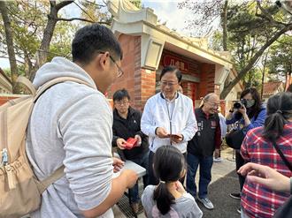 張善政八塊厝送福袋  排隊人龍快繞這「村」一圈