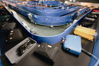 搬行李要小心！倫敦機場發生搬運員的圍巾捲入輸送帶 勒頸命危