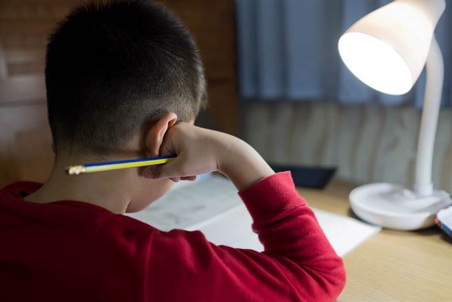 对中小学生来说，寒暑假的恶梦就是满满的寒假、暑假作业。（图：shutterstock／达志）