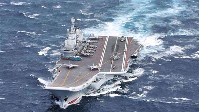 大陸首艘航母遼寧號在入塢改造1年多後，搶先福建號進行海試，並且攜帶殲-35隱形戰機出海測試。（中新社資料照片）