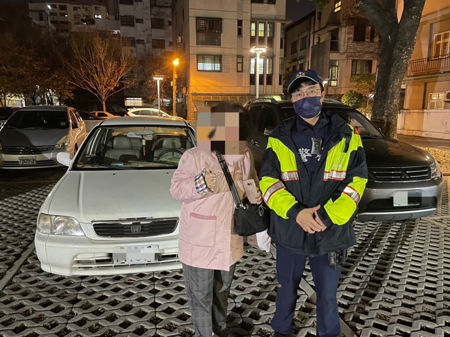 黃姓婦人找不到車感到十分焦急，警方獲報順利協助尋獲。（翻攝畫面）