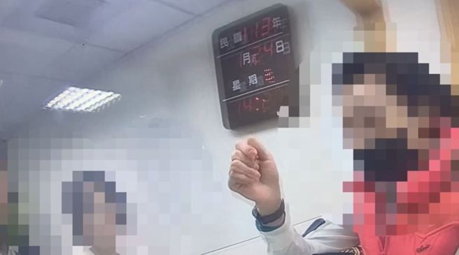 曾姓女子（右）感谢警方及行员帮忙阻止匯款。（翻摄画面）