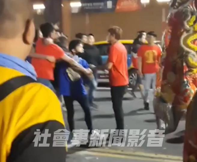 员警听闻人群中骚动，立即衝入围观群眾，并将蔡男带离现场避免危害。（图 / 刘咏韵翻摄）