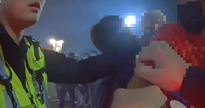 场面一度陷入混乱。（图 / 刘咏韵翻摄）