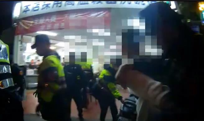 台中市1家火鸡肉饭店17日凌晨4时许发生消费者打架斗殴事件，警方火速动员17名警力到场，以优势警力控制现场，将双方4男1女带回调查，依法送办。（民眾提供／陈淑芬台中传真）