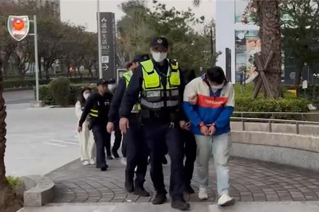 台中市1家火鸡肉饭店17日凌晨4时许发生消费者打架斗殴事件，警方火速动员17名警力到场，以优势警力控制现场，将双方4男1女带回调查，依法送办。（民眾提供／陈淑芬台中传真）