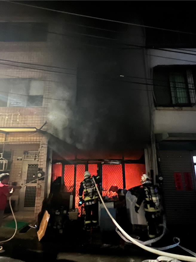 台中市龙井区17日晚间发生民宅火警，屋内40多只猫犬受困，消防人员布署水线全力抢救，救出8只猫犬，仍有30多只命丧火窟。（中市消防局提供／王煌忠台中传真）