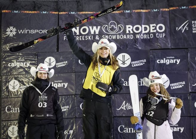 大陆女将谷爱凌（中）在卡加利女子半管赛摘个人第7金，与银牌费雪（左）、铜牌艾特金合影。（美联社）