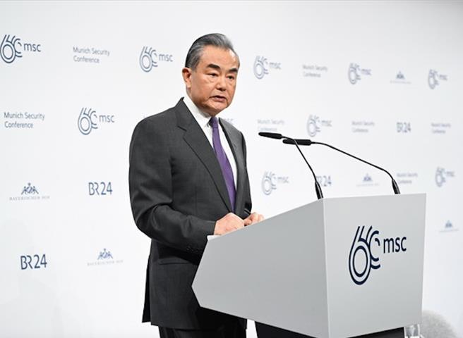 当地时间2024年2月17日，中共中央政治局委员、外交部长王毅出席慕尼黑安全会议，在「中国专场」发表主旨讲话，强调中国愿做促进全球增长的稳定力量。（中国外交部官网）