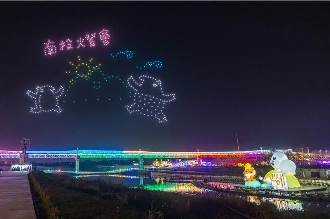 2024南投燈會「融耀，宜居城市」3日於南投會展中心登場，南投縣府17日晚間突公布，「馬來貘LAIMO」主題無人機群飛秀17、18日因民航局突擊檢查取消飛行，其餘表演包括水舞及元宵節晚間的煙火秀將照常進行，縣府後續將釐清是否合法與相關責任。（南投縣府提供／潘虹恩南投傳真）