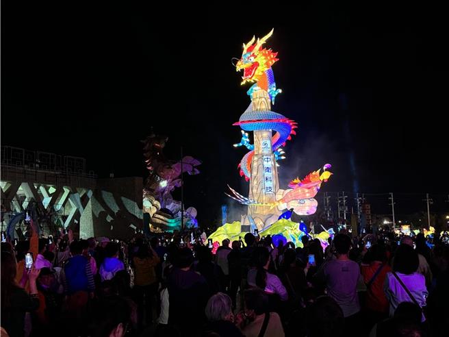 2024南投燈會「融耀，宜居城市」3日於南投會展中心登場，現場規畫5大主題、11個特色燈區，除攜手超人氣插畫「LAIMO馬來貘」與「爽爽貓」打造主題燈區吸睛，水舞無人機煙火秀也讓民眾期待不已。（本報資料照）