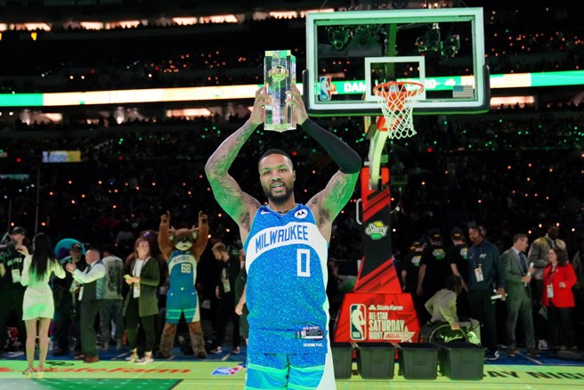 利拉德驚險完成三分球大賽衛冕。(美聯社)