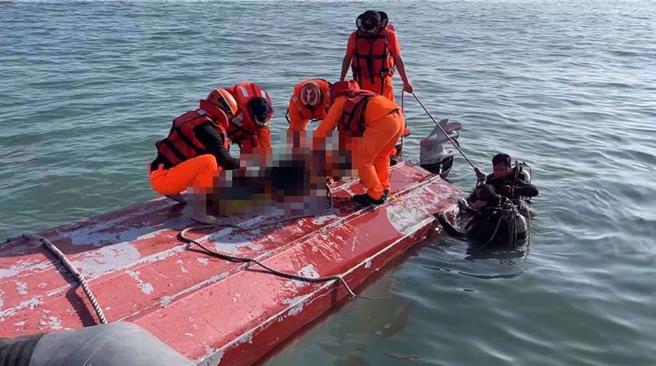 海巡署第十二巡防区统筹舰队分署第九海巡队CP1051巡防艇于14日下午追缉越界陆籍渔船，过程中对方4名人员落海，造成2死2伤。（海巡署提供／于家麒金门传真）