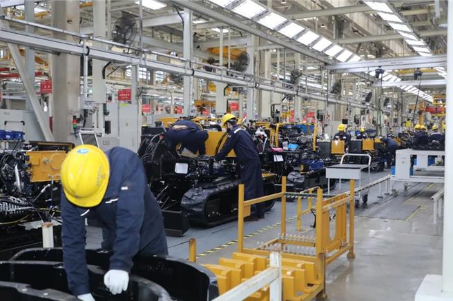 大年初五，三一重機在昆山產業園內的廠房，作業員正在組裝機械產品。（蘇州新聞微信公眾號）