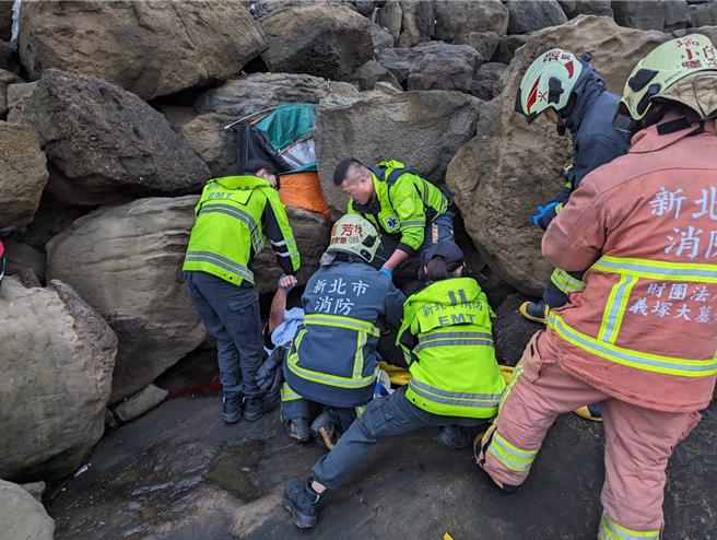 鄭男在新北市瑞芳區鼻頭角海釣，卻因喝醉滾落邊坡。（翻攝畫面）