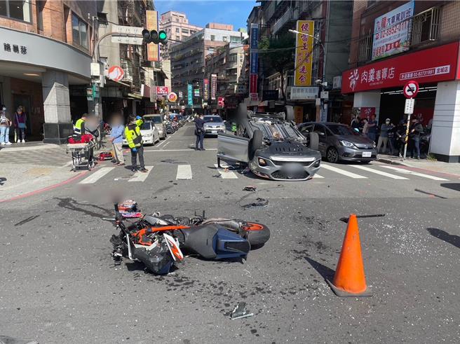 59岁林姓男子今（18）日上午开车行经新北市土城区金城路三段，在延和路口贪快未等号志亮起就左转，造成直行27岁陈姓骑士煞车不及撞上。（翻摄画面）