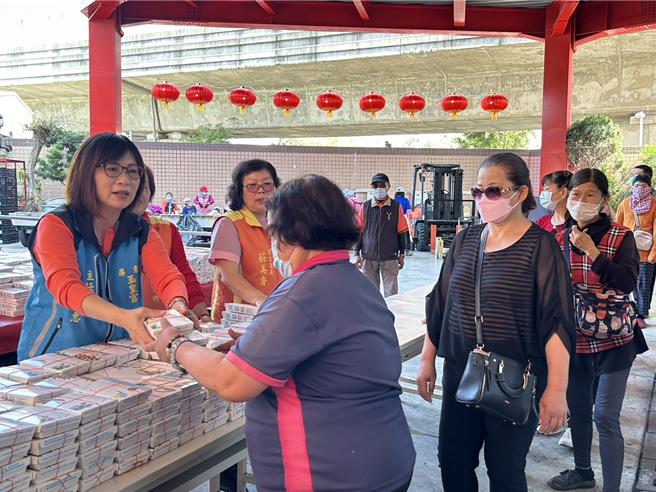 大年初九天公生，屏东玉皇宫18日参拜人潮爆多，比往年增加3成以上，排队领取平安寿麵的信眾更是绵延2公里长，初估光领寿麵就有2万人。（谢佳潾摄） 	