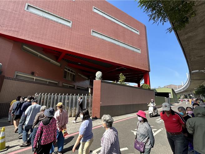 大年初九天公生，屏东玉皇宫18日参拜人潮爆多，比往年增加3成以上，排队领取平安寿麵的信眾更是绵延2公里长，初估光领寿麵就有2万人。（谢佳潾摄） 	