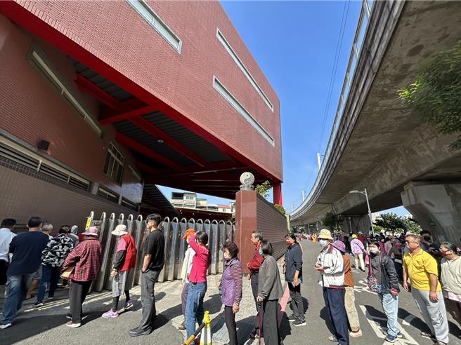 大年初九天公生，屏东玉皇宫18日参拜人潮爆多，比往年增加3成以上，排队领取平安寿麵的信眾更是绵延2公里长，初估光领寿麵就有2万人。（谢佳潾摄） 	