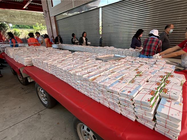 大年初九天公生，屏东玉皇宫18日准备3万5000份寿麵发送，比去年多出1万份，是20多年来发送量最多的一次。（谢佳潾摄）