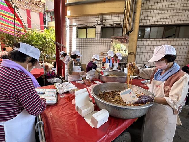 大年初九天公生，屏东玉皇宫18日准备3万5000份寿麵发送，比去年多出1万份，是20多年来发送量最多的一次。（谢佳潾摄）
