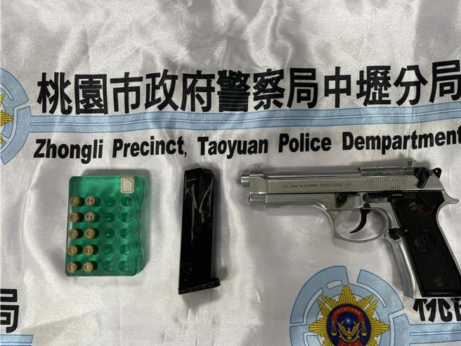 員警執行酒駕勤務，意外發現徐姓男子車上藏了一把改造槍半成品。(警方提供／呂筱蟬桃園傳真)