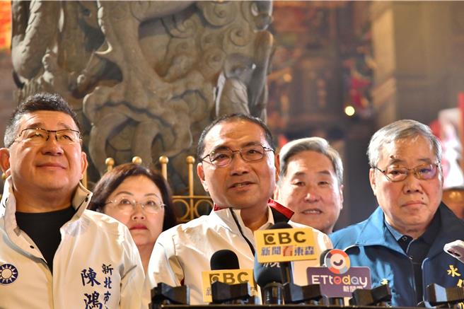 天灯节主灯意外碰撞烧毁，侯友宜表示，都是吉祥的预兆，大家都平安、拢好。（王扬杰摄）