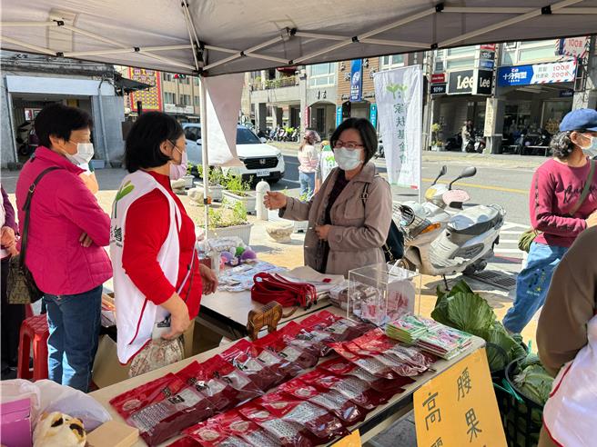 宜兰家扶中心今（18日）在宜兰市五谷庙、头城老街新荣渔具行前义卖。（宜兰家扶中心提供／吴佩蓉宜兰传真）