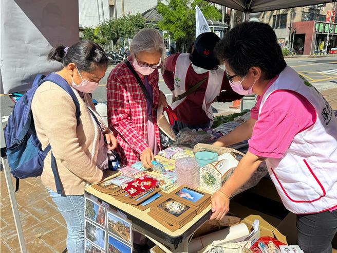 宜兰家扶中心今（18日）在宜兰市五谷庙、头城老街新荣渔具行前义卖。（宜兰家扶中心提供／吴佩蓉宜兰传真）