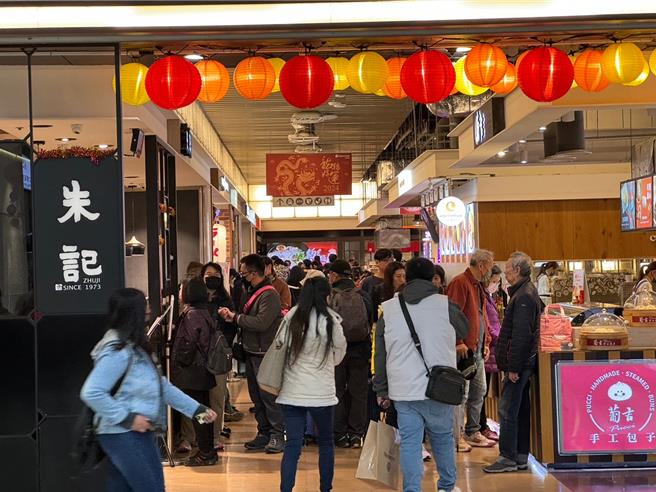 Global Mall板橋車站店春節天天湧返鄉、出遊人潮。（Global Mall提供／朱世凱台北傳真）