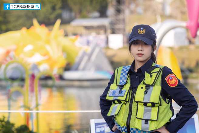 台中燈會有亮點，一名執行交管女警神似韓星「秀賢」，網友敲碗跪求IG。（翻攝臉書粉專「TCPB局長室」）