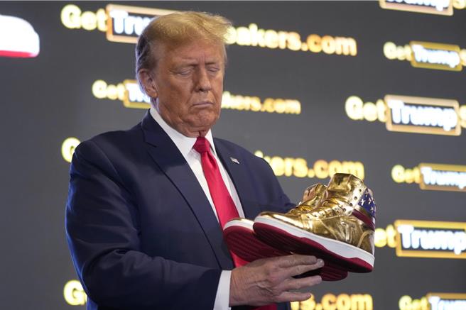 川普17日在美国费城的费城Sneaker Con展会上发布了「川普运动鞋」（美联社照片）