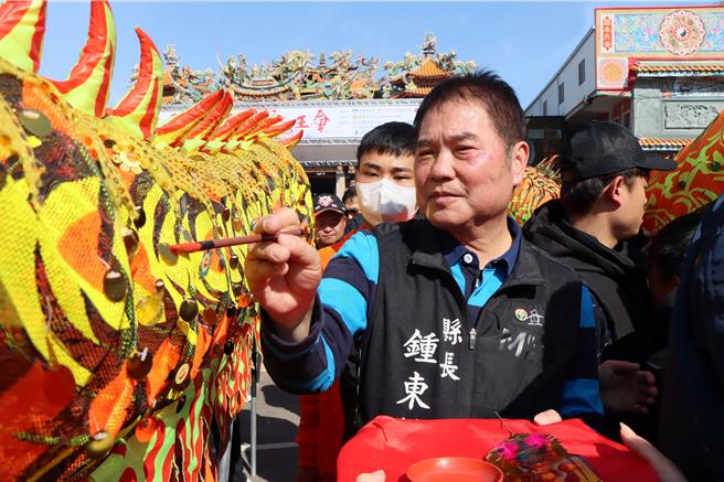 苗栗縣長鍾東錦為祥龍開光點睛。（苗栗縣政府提供／李京昇苗栗傳真）