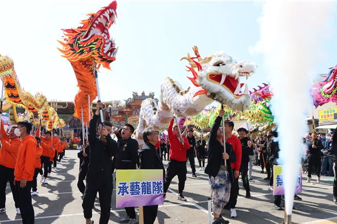群龍舞動。（苗栗縣政府提供／李京昇苗栗傳真）