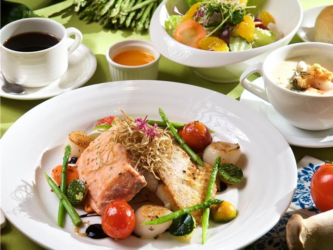 「香煎干贝佐鱼菲力双飨」选用3种奢华海鲜入料，可吃到生食级干贝、厚切鲑鱼、可口的鲈鱼，满满海味鲜享受。(神旺商务酒店提供)