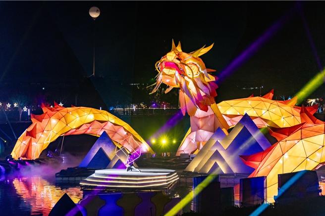 中台灣元宵燈會於2月16日開幕，打造首座水上機械式巨龍主燈，主燈秀更引發網論熱潮，吸引大批民眾前來賞燈。（台中市政府提供／張妍溱台中傳真）