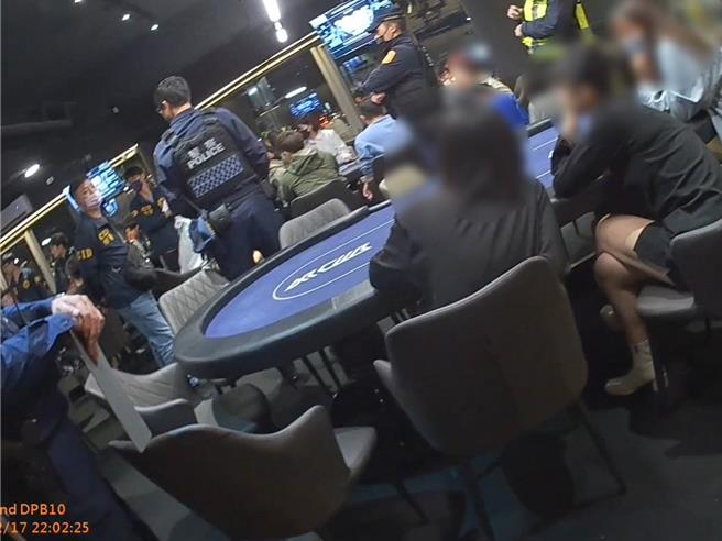 警方在中西区南华街一处住商大楼内茶获德州扑克赌场，业者打着棋牌社名号揽客，并聘请美女荷官吸引顾客上门。（读者提供／程炳璋台南传真）