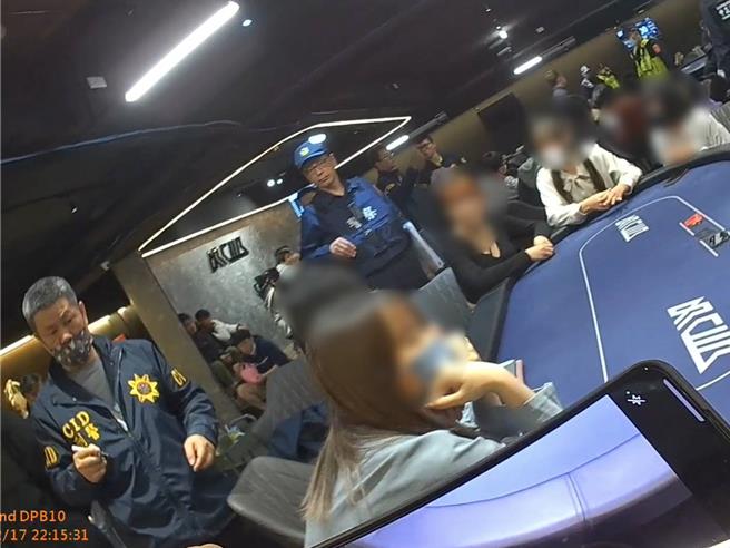 警方破获德州扑克赌场，现场查获有4、5名美女荷官。（读者提供／程炳璋台南传真）