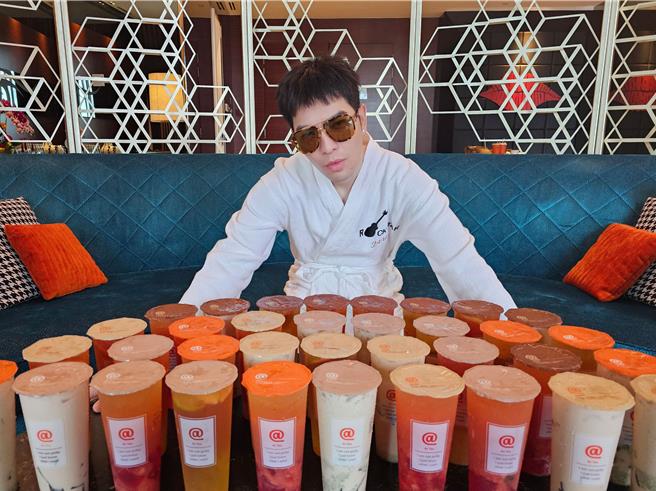 老蕭穿著浴袍跑出來喝自己的品牌茶飲署茗職茶AtTea。（喜鵲娛樂提供）