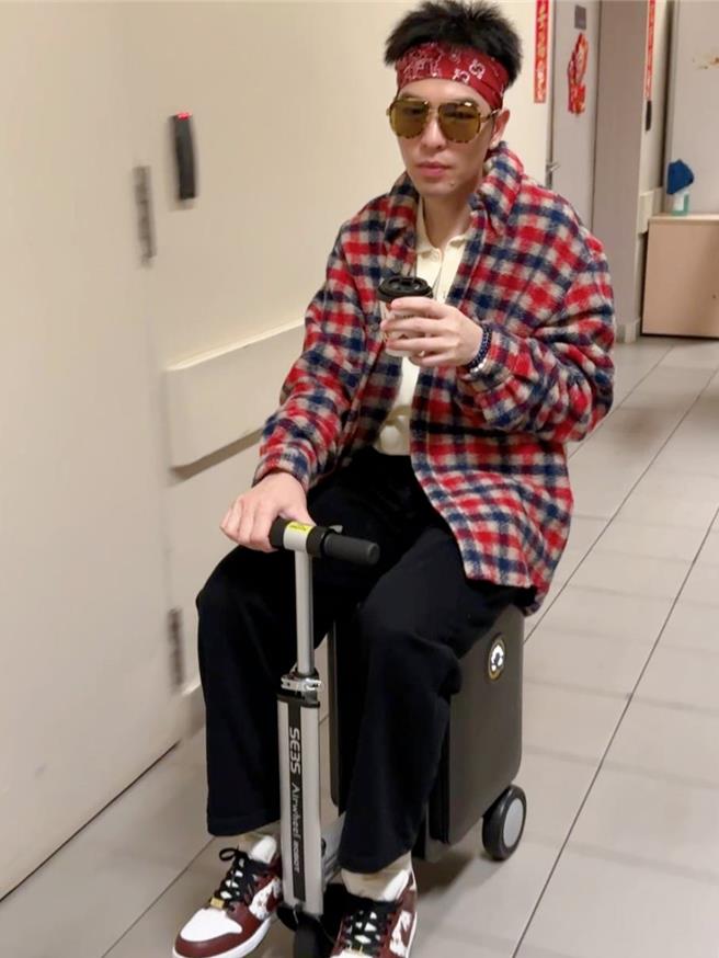 老蕭新玩具機場代步車曝光。（喜鵲娛樂提供）