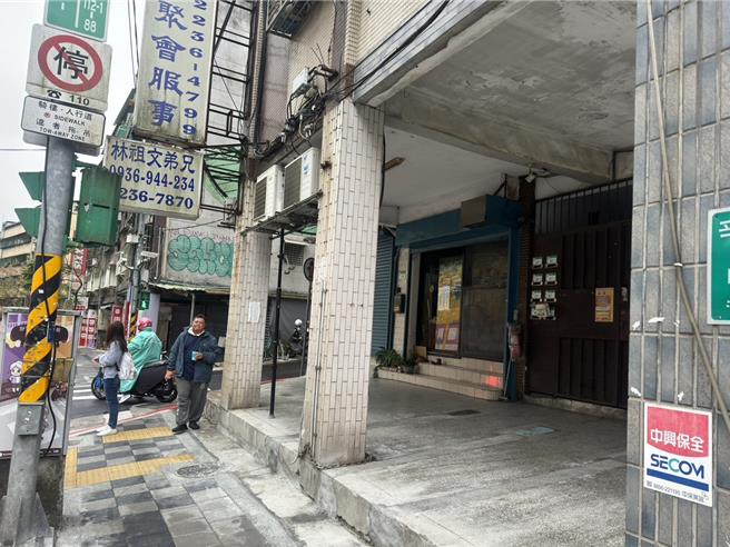 台北市停管處劃設機車退出騎樓路段，皆設有「騎樓禁止停車」的牌面。有民眾騎樓登記為停車場，仍被開出4張罰單共2100元。（台北市議員曾獻瑩提供／劉彥宜台北傳真）