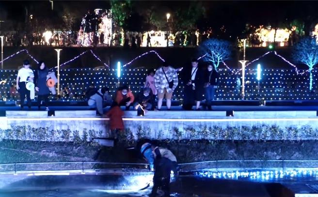 台中市政府舉辦的中台灣元宵燈會，主燈「台中龍賀」設於滯洪池，17日晚間傳有3名大人、1名小孩摔進滯洪池，網友目睹將影像PO上網。（翻攝網友「jtphotoland」IG／陳淑芬台中傳真）