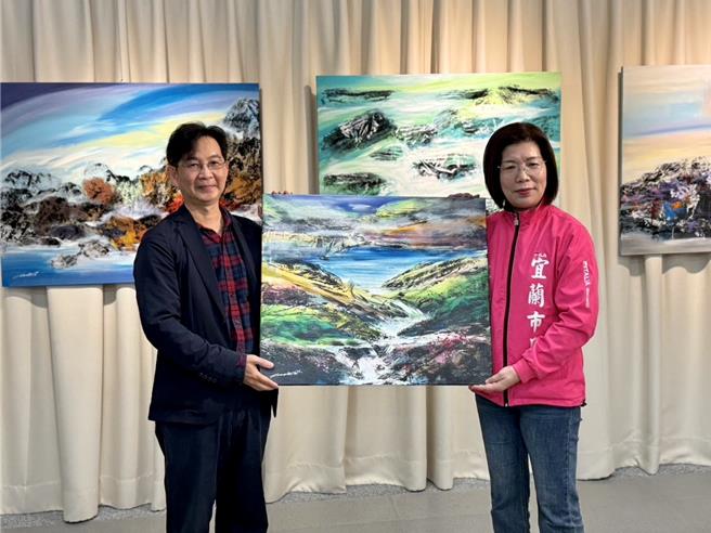 宜兰市长陈美伶（右）特别邀请艺术家廖启恒（左）至宜兰市立图书馆设创作展。（宜兰市公所提供／吴佩蓉宜兰传真）