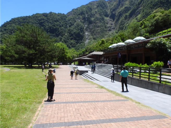太魯閣國家公園管理處昨再度接獲恐嚇信件，犯嫌不僅揚言在園內放置8顆遙控炸彈，要求在指定時間內匯款4000萬元，更冒用高雄市觀光局長身份，署名「高閔琳」，案經警方巡邏查察園區，未發現可疑人士與物品。（羅亦晽攝）