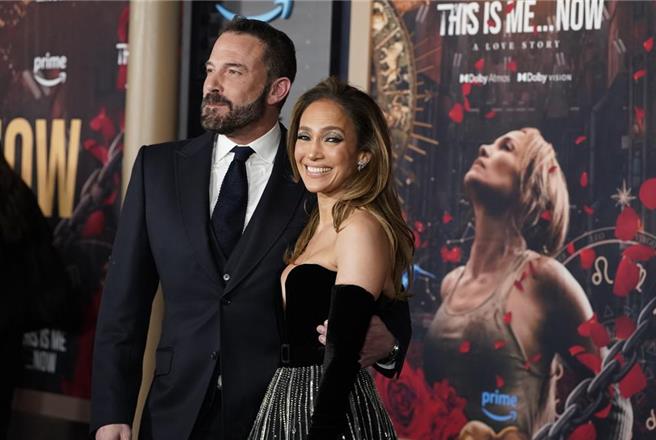 班艾佛列克（左）、珍妮佛羅培茲現在愛的甜蜜蜜。（美聯社）