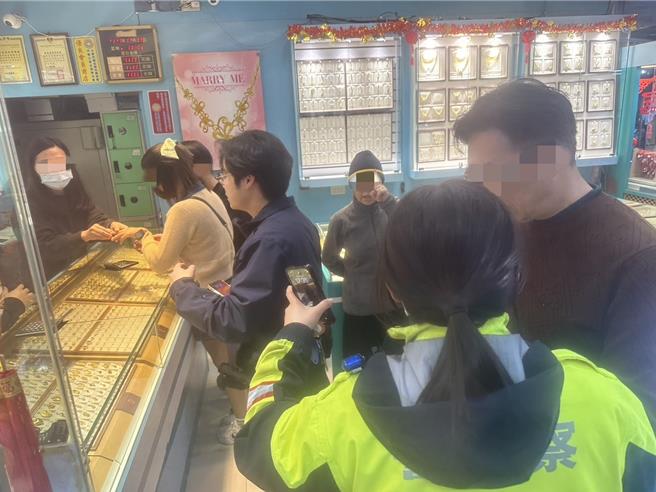 桃园市中坜区中平路某银楼17日傍晚发生抢案，警民合作顺利逮捕抢匪。(警方提供／吕筱蝉桃园传真)