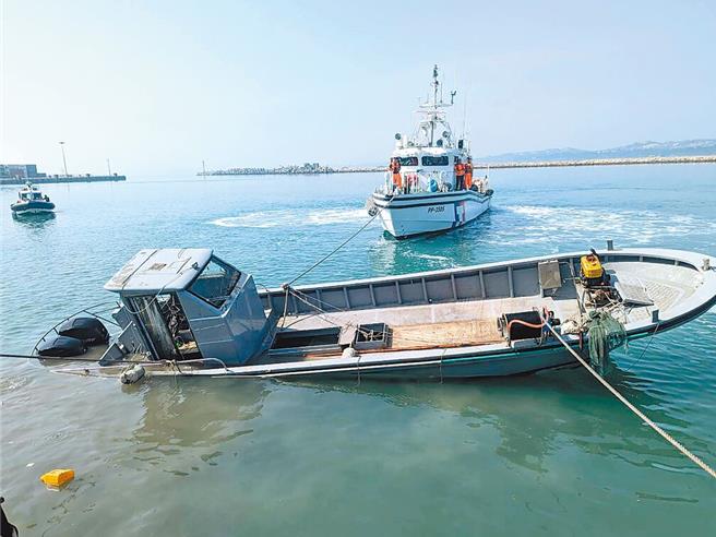 金门北碇岛海域14日发生陆籍渔船越界，因拒检逃逸不慎翻覆，造成2人死亡意外。（海巡署提供／于家麒金门传真）